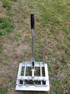 Bušač i utiskivač nitni , bočno bušenje- pocinčani sa pomičnim iglama/ zakovica u 4-5 rupa za LR, DB okvire /BEE HIVE FRAME EYELET HOLE PUNCH 4-5 holes for LR, DB – Bild 2