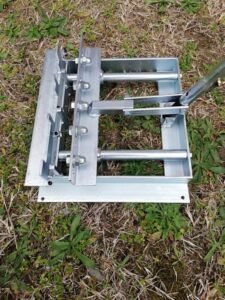 Bušač i utiskivač nitni , bočno bušenje- pocinčani sa pomičnim iglama/ zakovica u 4-5 rupa za LR, DB okvire /BEE HIVE FRAME EYELET HOLE PUNCH 4-5 holes for LR, DB – Bild 3