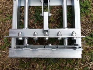 Bušač i utiskivač nitni , bočno bušenje- pocinčani sa pomičnim iglama/ zakovica u 4-5 rupa za LR, DB okvire /BEE HIVE FRAME EYELET HOLE PUNCH 4-5 holes for LR, DB – Bild 6