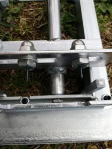 Bušač i utiskivač nitni , bočno bušenje- pocinčani sa pomičnim iglama/ zakovica u 4-5 rupa za LR, DB okvire /BEE HIVE FRAME EYELET HOLE PUNCH 4-5 holes for LR, DB – Bild 7